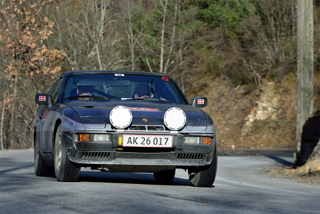 Ny bil, og den virker: Med deres nyindkøbte 36 år gamle Porsche 924 turbo har Lars Bækkelund og Arne Pagh fået en fin start på Rallye Monte-Carlo Historique.
(Foto: Michael Eisenberg)
